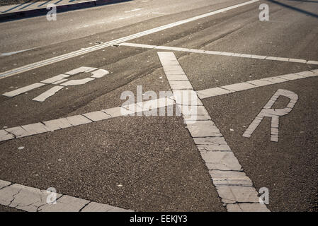 Railroad Crossing Warnschild auf eine asphaltierte Straße gemalt. Stockfoto