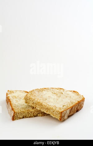 Soda-Brotscheiben mit Butter auf einem weißen Hintergrund Stockfoto