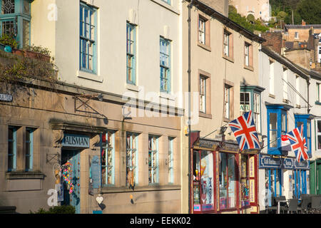 Marktstadt Matlock in Derbyshire, England, Großbritannien, mit Geschäften und Geschäften, die die Union Jack Flags tragen, 2014 Stockfoto