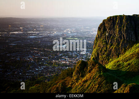 Höhle-Hügel mit Blick auf Belfast am frühen Morgen Stockfoto