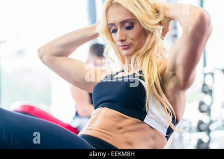 Bodybuilding Frau tun Sit-up im Fitness-Studio für flachen Bauch Stockfoto