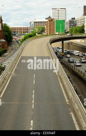 M8 Autobahn bei der Annäherung an die Kingston Bridge unter Charing Kreuz in Glasgow, Schottland Stockfoto