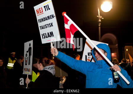 Kopenhagen, Dänemark, 19. Januar 2015: Demonstranten in der neuen dänischen Pegida Bewegung sammelt vor der National Gallery in Kopenhagen. Die großen, weißen Zeichen liest: "Nein zur fundamentalistischen Islam". Rund 300 Menschen nahmen an diesem ersten Pegida-Demonstration in Dänemark. Bildnachweis: OJPHOTOS/Alamy Live-Nachrichten Stockfoto