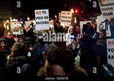 Kopenhagen, Dänemark, 19. Januar 2015: Anti-Islamisierung Demonstranten versammelten sich vor der dänischen Nationalgalerie in Kopenhagen. Die Demonstration wurde von der neuen dänischen Pegida-Organisation angeordnet, die nimmt seine Inspiration aus der deutschen Organisation mit dem gleichen Namen. Bildnachweis: OJPHOTOS/Alamy Live-Nachrichten Stockfoto