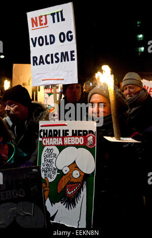 Kopenhagen, Dänemark, 19. Januar 2015: Kopenhagen, Dänemark, 19. Januar 2015: Demonstranten in die neue dänische Pegida-Bewegung zeigt vor der National Gallery in Kopenhagen. Die großen, weißen Zeichen liest: "Nein zu Gewalt und Rassismus". Bildnachweis: OJPHOTOS/Alamy Live-Nachrichten Stockfoto