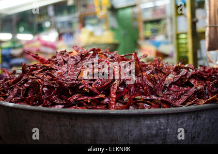 Nahaufnahme von getrockneten roten Chilischoten zum Verkauf in einem Jodhpur Stadtmarkt, im Bundesstaat Rajasthan, Indien Stockfoto