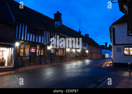 Das Fachwerk George Inn beleuchtet an einem Winterabend, Touristenort, East Sussex, UK Stockfoto