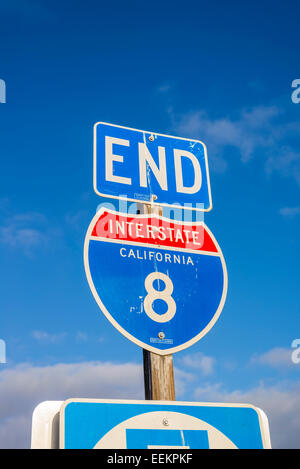 Straßenschild Darstellung der Endpunkt der Interstate 8 in California Überschrift in westlicher Richtung.  San Diego, California, Vereinigte Stockfoto