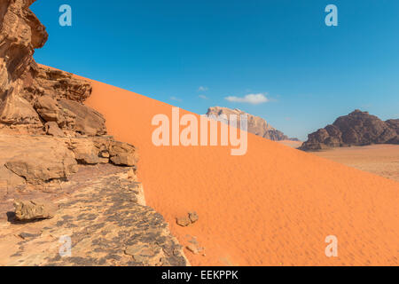 Spektakulären roten Sanddünen in der Wüste Wadi Rum in Jordanien Stockfoto