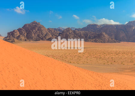 Spektakulären roten Sanddünen in der Wüste Wadi Rum in Jordanien Stockfoto