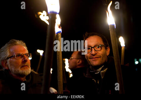 Kopenhagen, Dänemark, 19. Januar 2015: Demonstranten mit Fackeln in die neue dänische Pegida-Bewegung vor der National Gallery in Kopenhagen. Rund 300 Menschen nahmen an dieser ersten – und Deutsch inspiriert - Pegida-Demonstration in Dänemark. Bildnachweis: OJPHOTOS/Alamy Live-Nachrichten Stockfoto