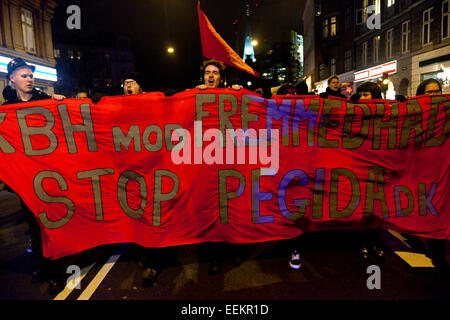 Kopenhagen, Dänemark, 19. Januar 2015: Revolutionäre Anti-Faschisten herein ein Anti-Pegida-Gegendemo nur wenige Kilometer von der Pegida Bewegungen eigene Demonstration in Kopenhagen. Auf dem roten Schild steht: "Kopenhagen gegen Fremdenfeindlichkeit – STOP PegidaDK" 4 – 500 beteiligte sich an dieser Protestkundgebung. Bildnachweis: OJPHOTOS/Alamy Live-Nachrichten Stockfoto