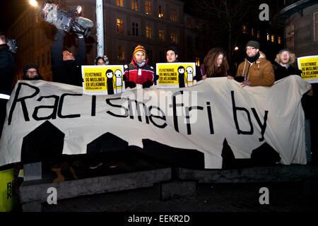 Kopenhagen, Dänemark, 19. Januar 2015: Revolutionäre Anti-Faschisten herein ein Anti-Pegida-Gegendemo nur wenige Kilometer von der Pegida Bewegungen eigene Demonstration in Kopenhagen. Bildnachweis: OJPHOTOS/Alamy Live-Nachrichten Stockfoto