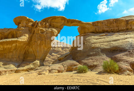 Jabal ist Umm Fruth Brücke eines mehrere natürliche Bögen in Wadi Rum, Jordanien Stockfoto