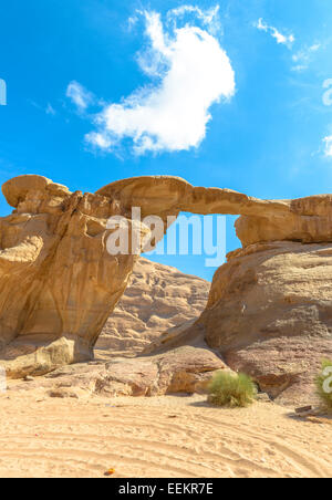 Jabal ist Umm Fruth Brücke eines mehrere natürliche Bögen in Wadi Rum, Jordanien Stockfoto