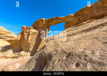 Jabal ist Umm Fruth Brücke eines mehrere natürliche Bögen in Wadi Rum, Jordanien Stockfoto