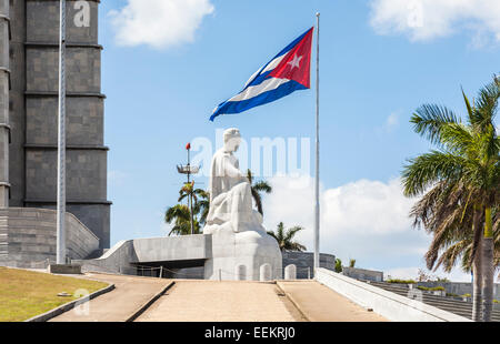 Sightseeing: weiße Marmorstatue von Jose Marti, Plaza de la Revolución (Platz der Revolution), Havanna, Hauptstadt von Kuba mit Nationalen Kubanischen Flagge Stockfoto