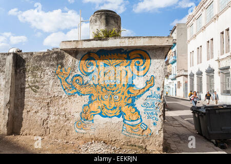 Blick auf ein strassenrand Graffiti Wandgemälde von einem Monster, das in einem heruntergekommenen Wohnviertel Vorbezirk von Chinatown, Havanna, Kuba Stockfoto