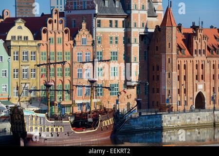 Danzig Polen. Altstadt. Dlugie Pobrzeze und Mariacka Tor Fassade auf der Mottlau Touristengegend. Sommermorgen Stockfoto