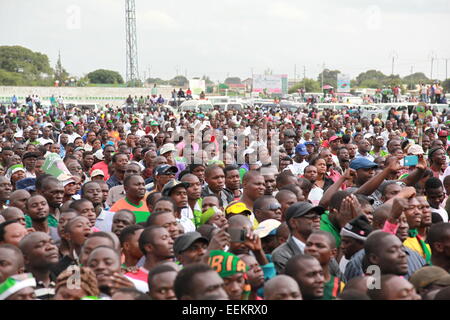 Lusaka, Sambia. 19. Januar 2015. Lusaka, Sambia ist, halten Präsidentenwahl am 20. Januar, seinem sechsten Führer zu wählen, seit der Unabhängigkeit von Großbritannien im Jahre 1964. 28. Oktober 2014. Anhänger an eine Kundgebung der Patriotischen Front Präsidentschaftskandidat, Verteidigung und Justiz Minister Edgar Lungu im Wald-Stadion in Lusaka, Hauptstadt von Sambia, das Urteil über 19. Januar 2015 teilnehmen. Sambia ist Präsidentschaftswahl am 20. Januar, seinem sechsten Führer zu wählen, seit der Unabhängigkeit von Großbritannien im Jahre 1964, als die Post leer war, nachdem Präsident Michael Sata am 28. Oktober 2014 verstarb zu halten. © Xinhua/Ala Stockfoto