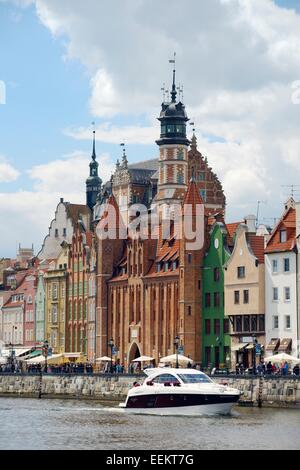 Danzig Polen. Auf der Mottlau, die Mariacka Tor und Waterfront Gebäude auf Dlugie Pobrzeze. Altstadt Stockfoto