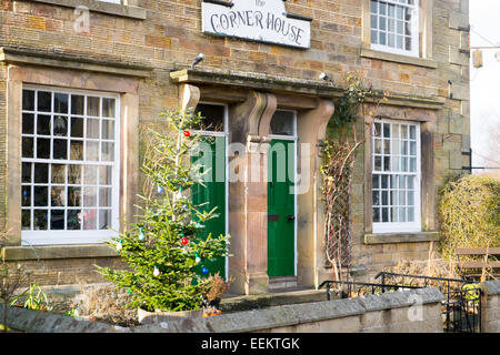 Historische englische Ferienhäuser im Dorf Hartington im Derbyshire Peak District, england, europa Stockfoto