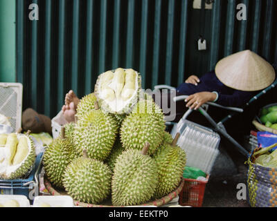 Straßenhändler, die ein Nickerchen während der Verkauf Durian, Ho-Chi-Minh-Stadt Stockfoto