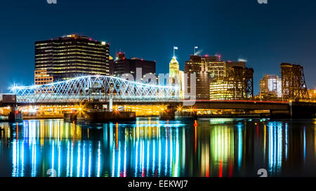 Newark, NJ Stadtbild bei Nacht, angesehen vom Flussufer entfernt. Jackson Street Bridge beleuchtet, überspannt den Passaic River Stockfoto