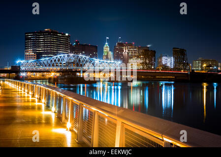 Newark, NJ Stadtbild bei Nacht, angesehen vom Flussufer entfernt. Jackson Street Bridge beleuchtet, überspannt den Passaic River Stockfoto