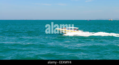 PATTAYA, THAILAND - Dezember 29: Schnellboot navigieren im Golf von Pattaya am 29. Dezember 2014 in Pattaya, Thailand Stockfoto