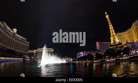 Las Vegas Nevada - 16. Dezember: Tanzenden Fontänen synchronisiert Musik eine schöne Show mehrmals pro Nacht in fr anzeigen Stockfoto