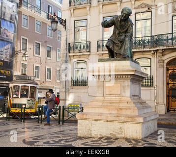 Lissabon, PORTUGAL - 11. Januar 2015: Statue von Antonio Ribeiro am 11. Januar 2015 in Lissabon Lissabon, Portugal. Chiado s Stockfoto