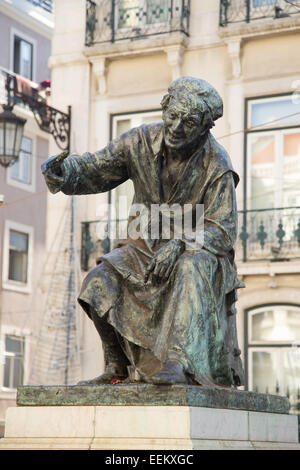 Lissabon, PORTUGAL - 11. Januar 2015: Statue von Antonio Ribeiro am 11. Januar 2015 in Lissabon Lissabon, Portugal. Chiado s Stockfoto