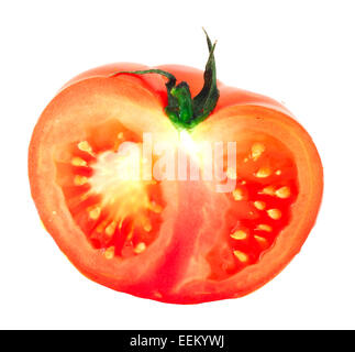 Eine Tomate, die Hälfte auf weißem Hintergrund isoliert Stockfoto