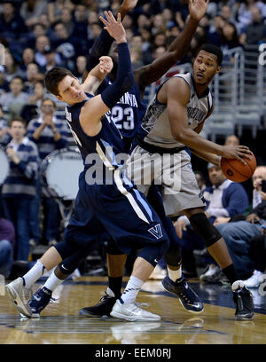 Washington, DC, USA. 19. Januar 2015. 20150119 - Georgetown vorwärts Mikael Hopkins (3) sieht um gegen Villanova Garde Ryan Arcidiacono (15) und Villanova vorwärts Daniel Ochefu (23) im ersten Halbjahr eine NCAA Männer Basketball-Spiel im Verizon Center in Washington zu übergeben. Georgetown besiegte Villanova, 78-58. Bildnachweis: Chuck Myers/ZUMA Draht/Alamy Live-Nachrichten Stockfoto