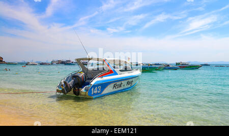 PATTAYA, THAILAND - Dezember 29: Schöner Strand mit Motorboot Larn Island am 29. Dezember 2014 in Larn Insel, Pattaya, Stockfoto