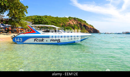 PATTAYA, THAILAND - Dezember 29: Schöner Strand mit Motorboot Larn Island am 29. Dezember 2014 in Larn Insel, Pattaya, Stockfoto