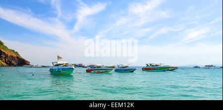 PATTAYA, THAILAND - Dezember 29: Schöner Strand mit Motorboot Larn Island am 29. Dezember 2014 in Larn Insel, Pattaya, Stockfoto