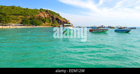 PATTAYA, THAILAND - Dezember 29: Schöner Strand mit Motorboot Larn Island am 29. Dezember 2014 in Larn Insel, Pattaya, Stockfoto