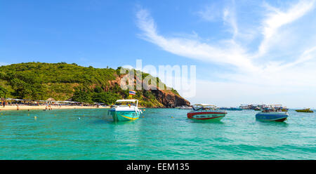 PATTAYA, THAILAND - Dezember 29: Schöner Strand mit Motorboot Larn Island am 29. Dezember 2014 in Larn Insel, Pattaya, Stockfoto