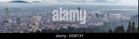 Neblig Portland Oregon Innenstadt Stadtbild Panorama Stockfoto