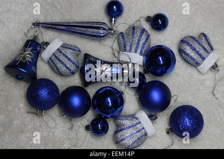 schöne blaue matte Kugeln, Glocken und Streifen Fäustling Spielzeug für Weihnachtsbaum Dekoration Stockfoto