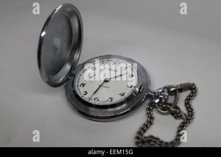 schöne silberne Tasche Uhr mit offener Spitze und dünnen Glanz Kette Stockfoto