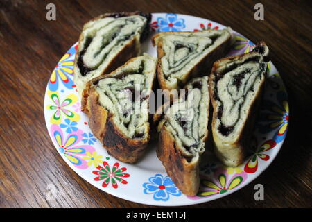 leichte vegetarische Torte mit Beeren Marmelade füllen auf Dreieck Stücke geschnitten Stockfoto