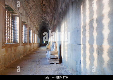 sonnendurchflutetes Angkor Wat Tempel Galerie Fenster und Statuen Stockfoto