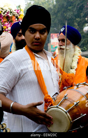 Neu-Delhi, Indien - 19. November 2011: Sikh Leute feiern Guru Nanak Geburt mit einer street Parade und Lebensmittel-Verteilung Stockfoto