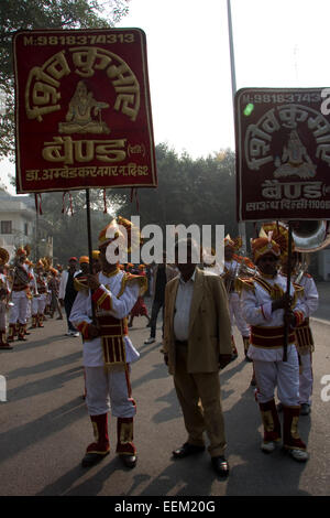 Neu-Delhi, Indien - 19. November 2011: Sikh Leute feiern Guru Nanak Geburt mit einer street Parade und Lebensmittel-Verteilung Stockfoto