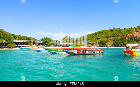 PATTAYA, THAILAND - Dezember 29: Schöner Strand mit Motorboot Larn Island am 29. Dezember 2014 in Larn Insel, Pattaya, Stockfoto