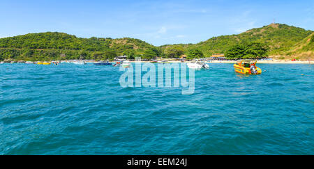 PATTAYA, THAILAND - Dezember 29: Schöner Strand mit Motorboot Larn Island am 29. Dezember 2014 in Larn Insel, Pattaya, Stockfoto