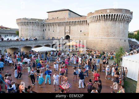 Die Menschen tanzen auf dem Festival Gelände vor der Festung Rocca Roveresca, Summer Jamboree, Rock ' n ' Roll Festival, Senigallia Stockfoto